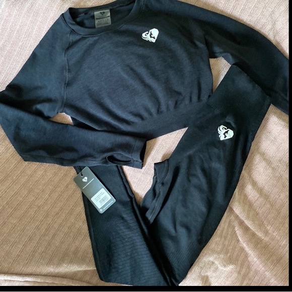 Womens Best Workout Gear ( top M - bottoms L ) - Picture 6 of 6